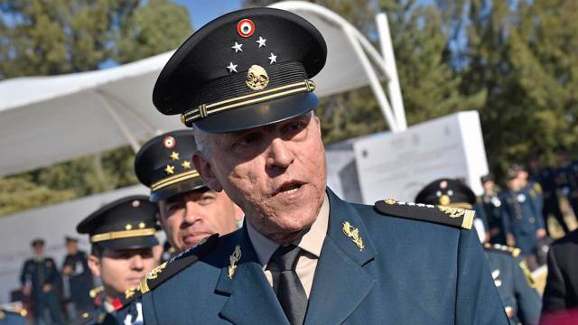 Salvador Cienfuegos reaparece en público; “ahora sólo estoy a disposición de mi esposa”, afirma