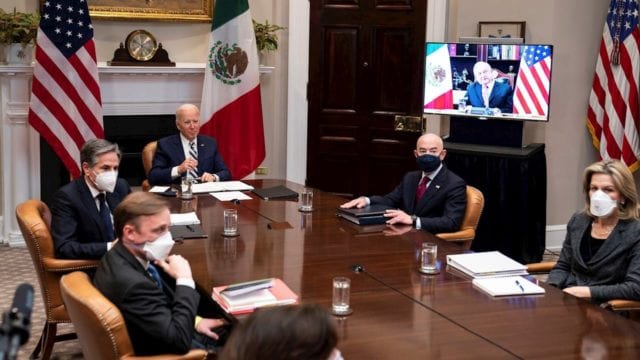 Biden enfrentará rechazo a reglas de autos eléctricos en cumbre con México y Canadá