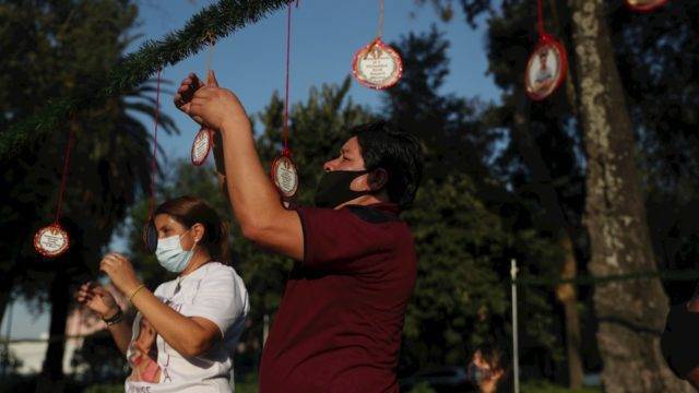 Con rostros de desaparecidos en esferas de navidad, familias renuevan clamor de justicia