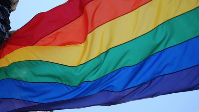 Zacatecas aprueba el matrimonio igualitario, se vuelve el estado número 25 en el país en hacerlo Bandera LGBT BANDERA LGBT (PIXABAY) Compartir en NOTAS RELACIONADAS Chile aprueba el matrimonio igualitario Matrimonio igualitario ya es ley en Querétaro, pese a que gobernador no lo publicó Suiza aprueba el matrimonio igualitario Por Karen Ávila diciembre 14, 2021 a las 22:03 CST Con 18 votos a favor, el estado de Zacatecas aprobó el matrimonio igualitario esta tarde. Lo anterior convierte al estado del centro-norte en el número 25 del país en reconocer la relación jurídica entre personas del mismo sexo.  Fueron Movimiento Regeneración Nacional (Morena), el Partido de Encuentro Social (PES), el Partido Revolucionario Democrático (PRD), el Partido del Trabajo (PT) y una diputada de Nueva Alianza quienes dieron luz verde a la modificación en el Código Familiar.  La cual no solo ayudará a abrir camino en la diversidad sexual, sino que ayudar a salvaguardar a las personas de la comunidad LGBTTTIQ de prejuicios o dogmas.  Esto porque la aprobación del matrimonio igualitario en Zacatecas auxiliará a que personas del mismo sexo puedan desarrollar su identidad sin la necesidad de sufrir discriminación alguna.  De igual manera, el gobierno del estado reiteró que se les brindará protección legal aquellas que quieran formalizar su relación a través del matrimonio.  Asimismo, se sostuvo que este avance en materia de biodiversidad, de ninguna manera afecta a los pobladores de Zacatecas, sino ayuda a dar un paso más en materia de igualdad de derechos.  “La aprobación del matrimonio igualitario es un avance progresista que garantiza los derechos fundamentales, pues permite que todas las personas en Zacatecas puedan formalizar su relación jurídica en igualdad de condiciones”, destacaron los diputados.   PAREJA LGBT (PIXABAY) Con lo anterior, Zacatecas se une a otras entidades que han aprobado el matrimonio igualitario como son:  Ciudad de México Campeche Sinaloa Nuevo León Chihuahua Coahuila Colima Michoacán Morelos Nayarit Hidalgo Baja California Sur Oaxaca San Luis Potosí Tlaxcala Quintana Roo Yucatán Querétaro Sonora No obstante, el caso del estado del norte es diferente a estas, pues la aprobación del matrimonio entre personas del mismo sexo se da por medio de la Comisión Nacional de Derechos Humanos (CNDH) y no por el Parlamento Abierto.  Pues en 2019, la LXIII Legislatura del estado de Zacatecas discutió la reforma para reconocer el matrimonio igualitario en la entidad.  Sin embargo, esta fue negada por la bancada del Partido Acción Nacional (PAN) y el Partido Revolucionario Institucional (PRI), movimientos políticos que volvieran a estar en contra este martes.   PAREJA LGBT (PIXABAY)