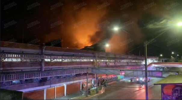 Voraz incendio consume gran parte del mercado Libertad (San Juan de Dios)