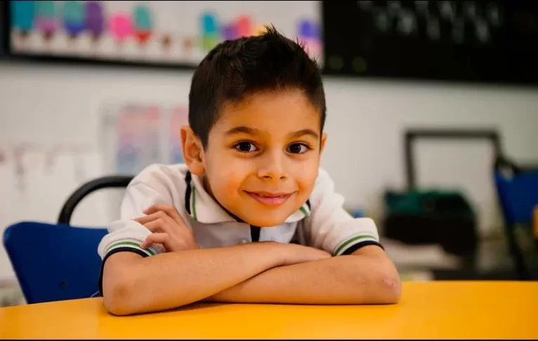 Nicolás, niño genio que juega Legos y estudia a los átomos.