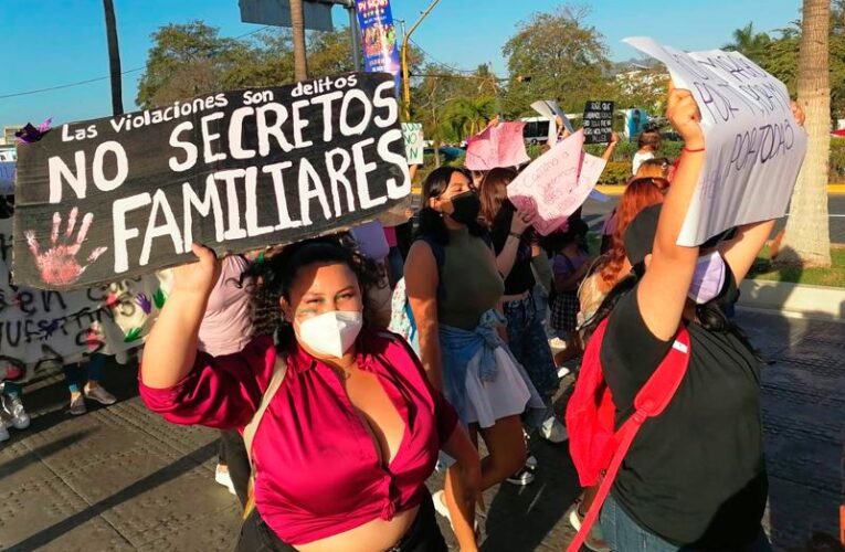 Marchan mujeres de Vallarta para exigir respeto y seguridad