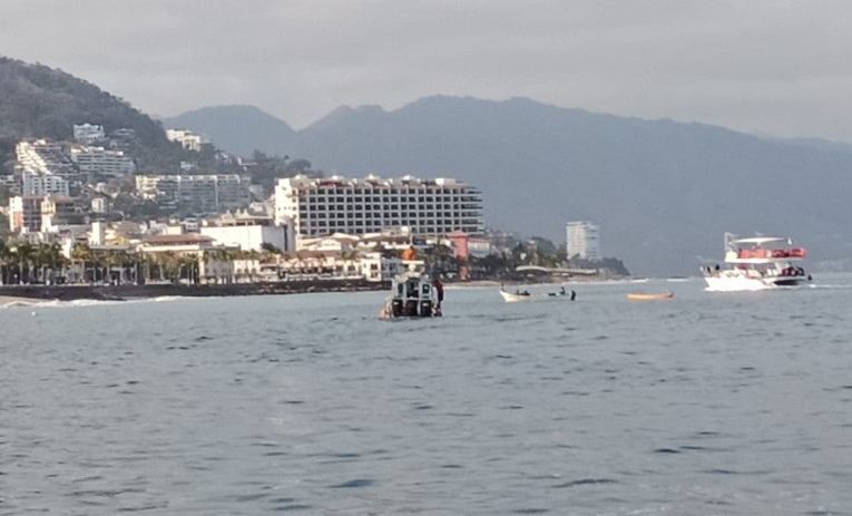 Buscan a joven desaparecido en el mar.