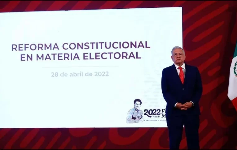 López Obrador busca transformar al INE con la reforma electoral.