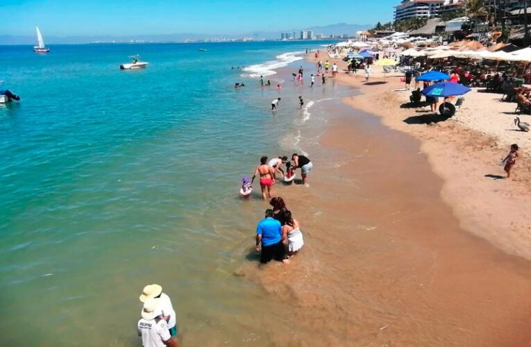 Vallarta con playas listas y limpias para Semana Santa.