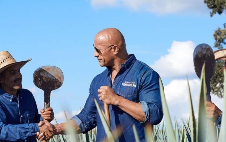 Dwayne Johnson «La Roca» visita Jalisco para expandir la producción de su tequila.