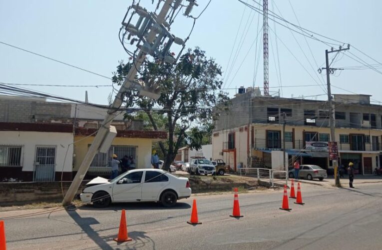 Auto derriba poste en la colonia Floresta