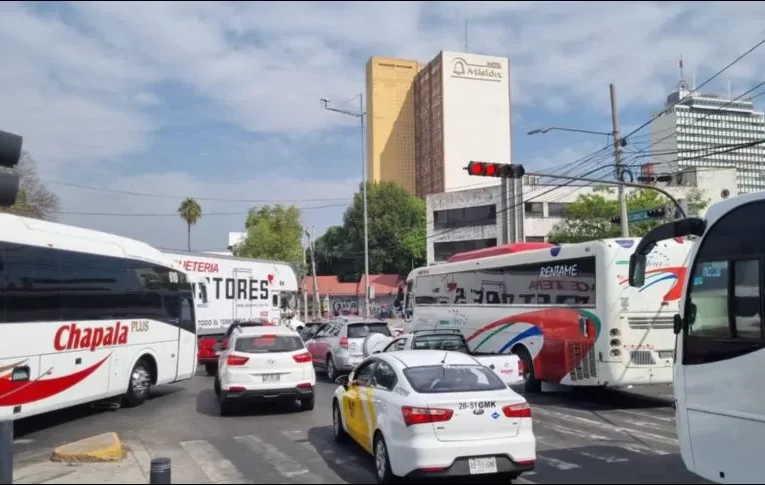 Marcha UDG: Manifestación colapsa vialidades en el Centro de Guadalajara