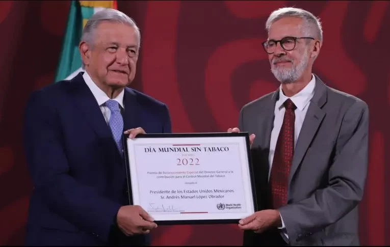 La OMS entrega premio a López Obrador por su lucha contra el tabaco.