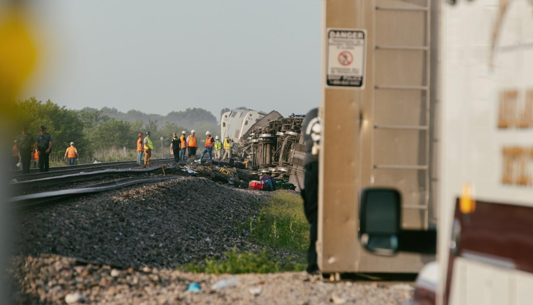 Pasajero muestra imágenes del tren de Amtrak descarrilado en Missouri.