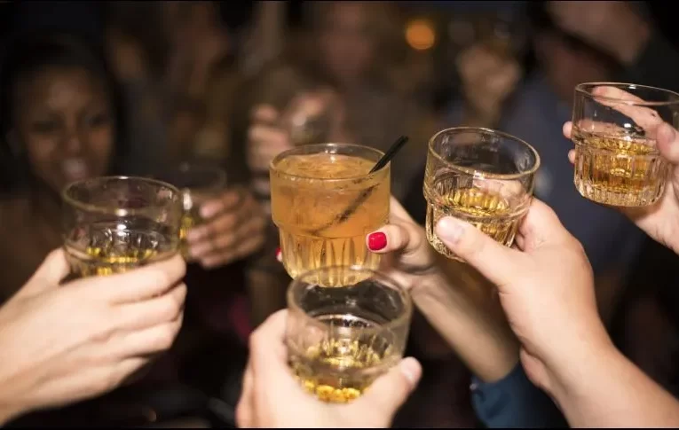 Festeja su cumpleaños en un restaurante e intentan cobrarle un shot ¡en 13 mil pesos!