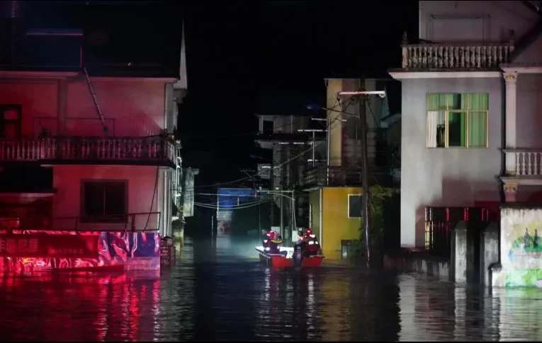 Cientos de miles de evacuados en China tras las lluvias más abundantes en décadas.