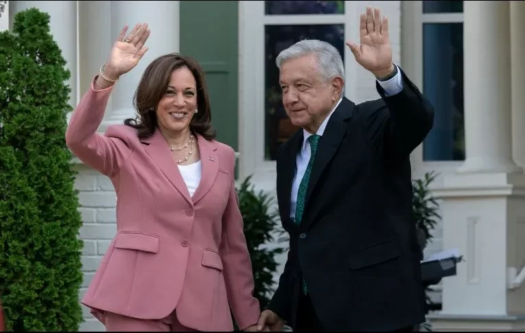 López Obrador se reúne con Kamala Harris, de gira por EU.