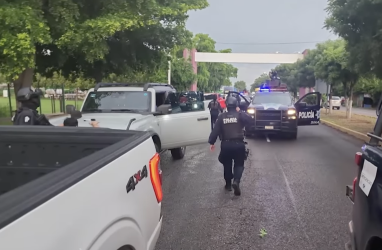 Policía de Sinaloa detiene convoy con hombres armados y se lleva esta sorpresa.