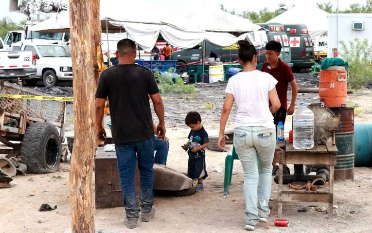 Empresas extranjeras asesorarán en el rescate de mineros atrapados en Coahuila.