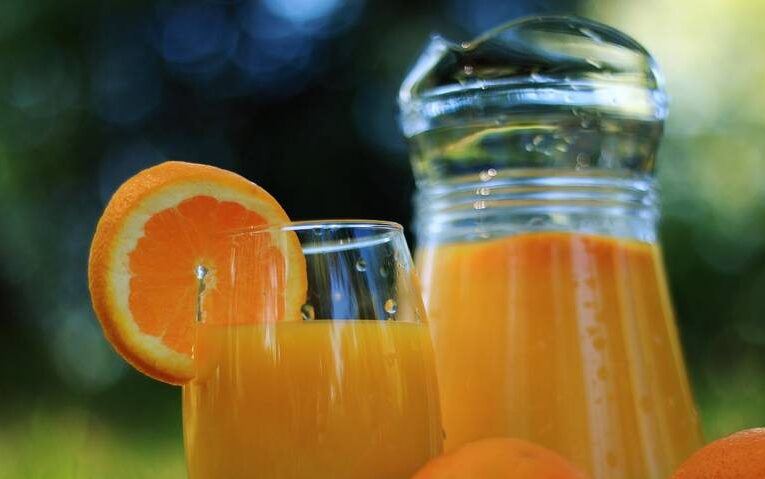 Mujer pide jugo de naranja y al beberlo descubre algo asqueroso.