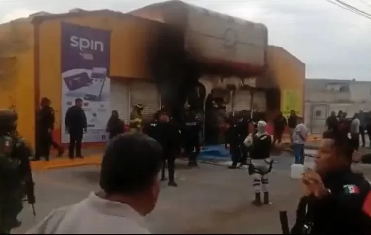 Mueren dos mujeres en incendio a tienda de conveniencia en Ciudad Juárez.