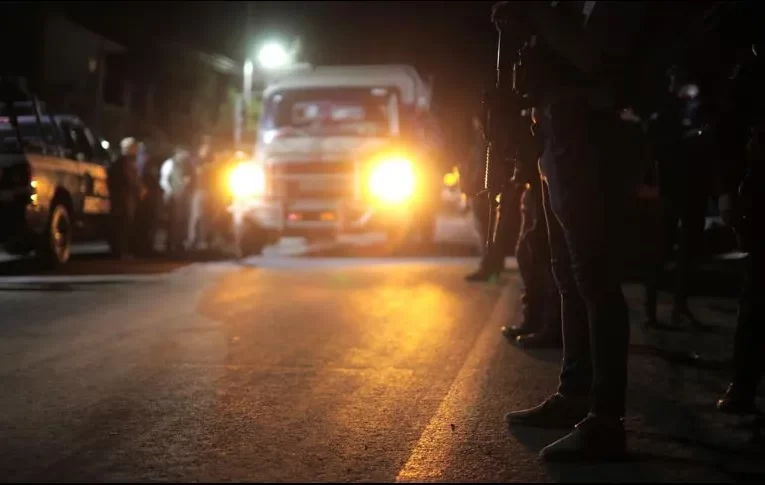 Comando incendia gasolinera y vehículo en Zitácuaro, Michoacán.