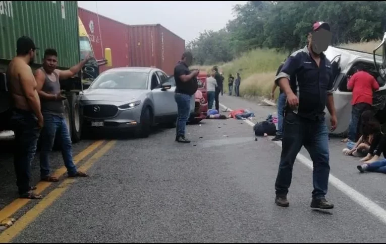 Tráiler embiste vehículos en la autopista Siglo XXI; reportan varios muertos.