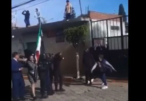 Tlaxcala: Lanzan globos de agua a alcaldesa durante desfile.