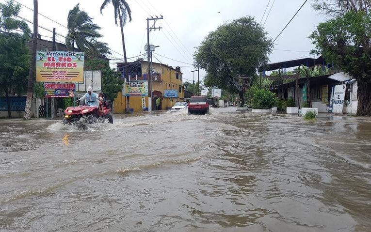 Tormenta Kay sigue su paso por las costas de Michoacán.