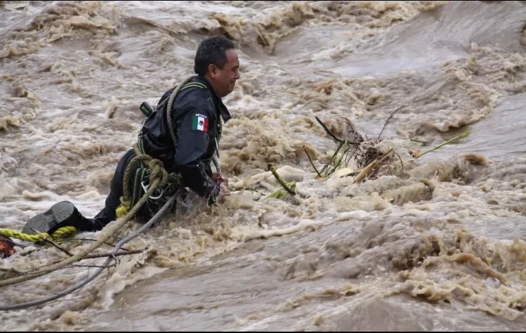 Hombre pierde la vida cuando intentaba salvar a niñas de corriente de río.