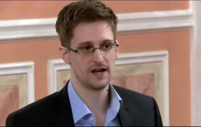 Putin concede la ciudadanía rusa a Edward Snowden.